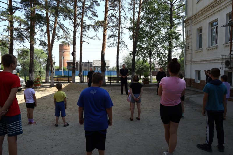 Сотрудники МО МВД России «Свободненский» провели зарядку для воспитанников Свободненского социального приюта для детей
